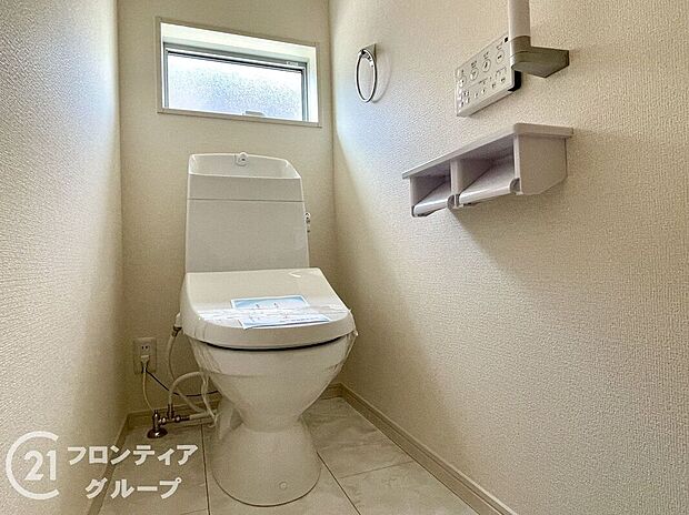 【トイレ】便器にふちがなく、汚れが隠れて見えない部分が極端に少なくなっており、お手入れも楽々！スピーディでパワフルな洗浄力を実現しています！