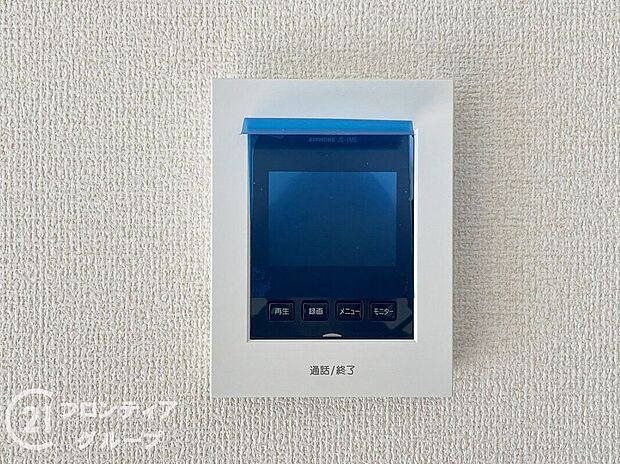 【防犯設備】ハンズフリー機能を備えたカラーモニターインターホンを採用！お料理中などで手が塞がっていても便利に応答可能です！夜間の映像確認機能もついていて、安心ですね！
