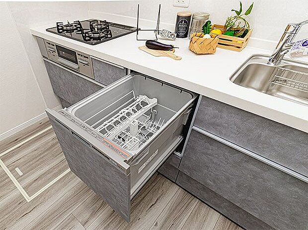 【建物プラン例　（内観写真）】【施工例／食器洗浄乾燥機】家事の負担を軽減し、他の作業に時間を使えますね。手洗いによる洗剤や水の影響を受けないため、手肌にも優しいです。