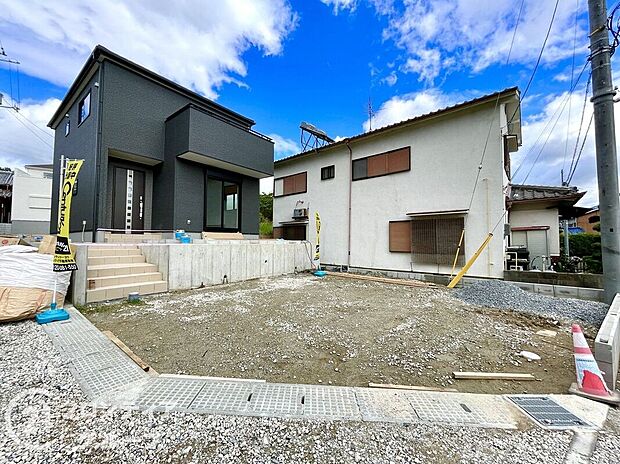 【駐車場】前面道路との段差が少なく、日常的な車の出入りがとてもスムーズ。駐車スペースは広く、車種を選ばず利用できる点も魅力です。荷物の出し入れが多い家庭にも嬉しい、効率的な配置が魅力の設備です。