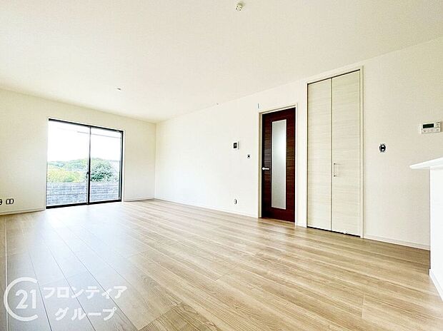 【リビング】リビングのフローリング材には、木目や色調など木材特有の風合いがあり、ナチュラルな美しさで、日々の生活に温もりを与えてくれます。