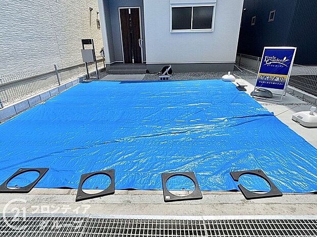 【駐車場】駐車場は十分な広さがあり、車の出し入れがスムーズに行えます。周囲との距離も十分で、安心して利用できる快適な空間で、天候の影響を受けにくい環境が整い、利便性が向上しています。