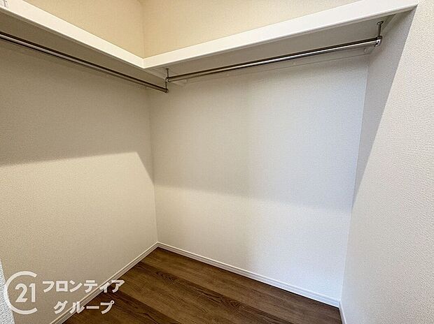 【収納】ウォークインクローゼット完備！スッキリ暮らせる収納力が魅力の室内。日用品から季節物までしっかりと片づけられ、整理整頓が簡単にできます。効率よく生活できるよう工夫された使い勝手の良さが光る空間です。