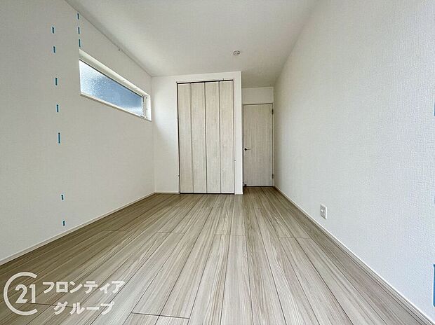 【子供部屋】明るく清潔感のある子供部屋は、木のぬくもりを感じる床材で安心感も◎。勉強や遊びに集中できる落ち着いた空間が、健やかな成長をサポートしてくれます。自然光が差し込み、さらに快適な環境が整っています。