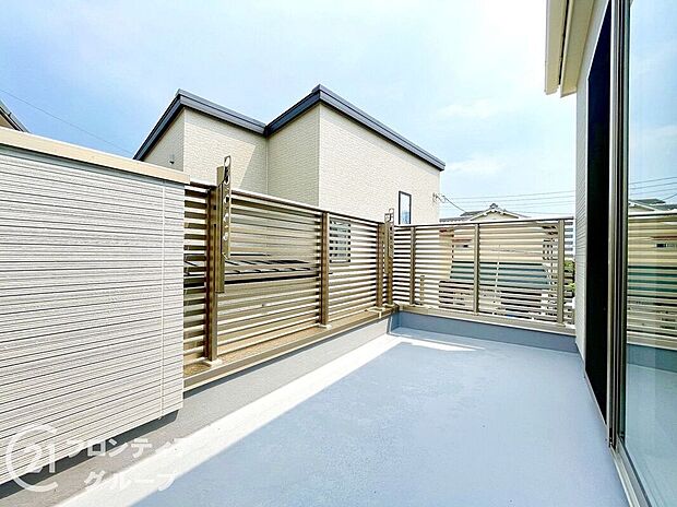 【バルコニー】広めのバルコニーは陽当たりもよく、洗濯物もすっきり乾きそう。椅子やグリーンを置いて、自分だけのリラックス空間にも。暮らしに彩りを与える心地よい屋外スペースです。