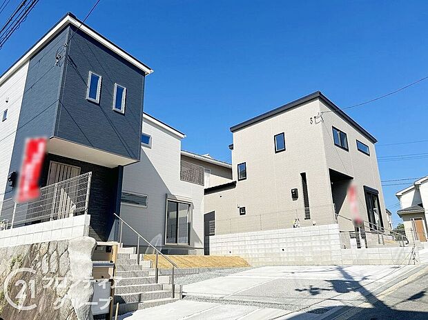 【外観】落ち着いた色合いとモダンなデザインが調和した戸建外観。道路からの見通しも良好で、しっかりとした門構えが安心感を与えます。周囲との距離も程よく確保されており、静かな環境と調和した佇まいが魅力です。