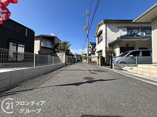 【前面道路含む外観】道幅にゆとりがある前面道路は車の出入りがしやすい環境。住宅街の落ち着いた雰囲気に包まれており、通行量も少なめでお子様のいるご家庭にも安心です。外観との統一感もあり、整った街並みが好印象を与えます。