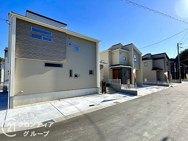 【駐車場】戸建て住宅には、十分な広さを確保した駐車スペースが完備。車を安全に保管できるだけでなく、日常的に便利に使用できる設計です。整然とした環境が整い、家族全員が快適に利用できる駐車場です。