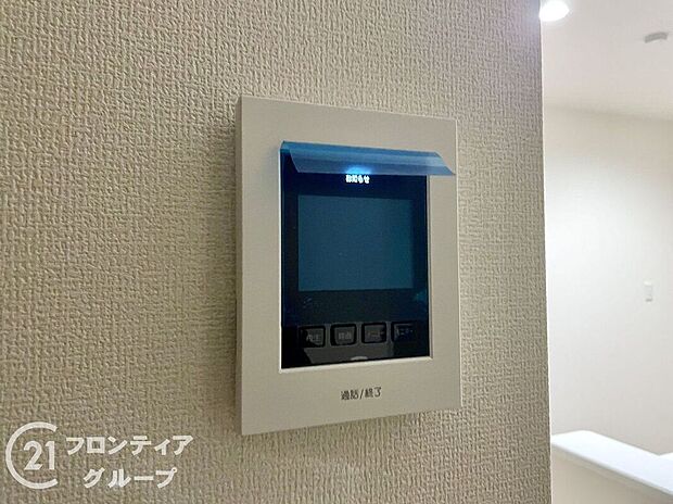 【防犯設備】ハンズフリー機能を備えたカラーモニターインターホンを採用!お料理中などで手が塞がっていても便利に応答可能です!夜間の映像確認機能もついていて、安心ですね!