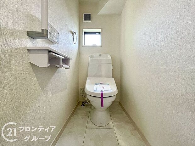 【トイレ】便器にふちがなく、汚れが隠れて見えない部分が極端に少なくなっており、お手入れも楽々!スピーディでパワフルな洗浄力を実現しています!