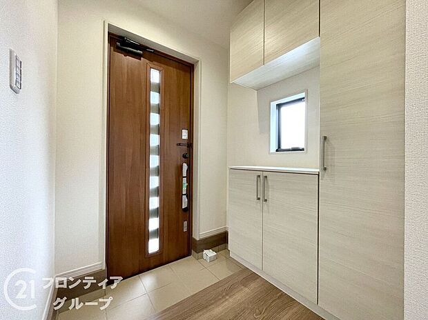 【玄関】玄関は防犯性の優れたダブルロックドアです!