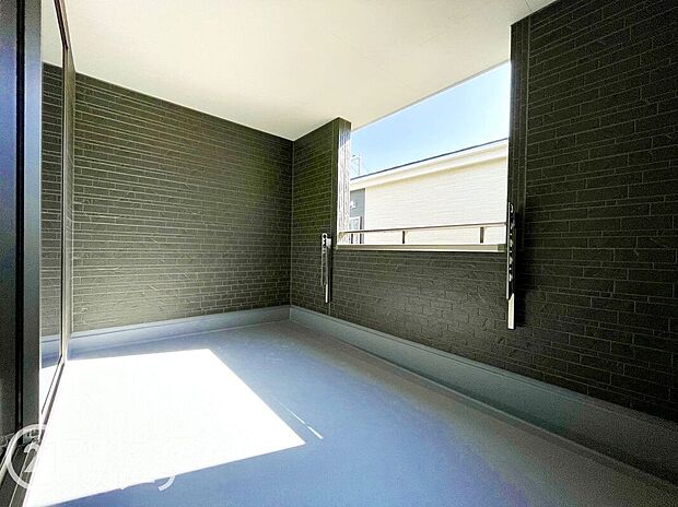 【バルコニー】日当たりの良いバルコニーは、お洗濯が多いときも安心！たくさん干してもカラっと乾きそうです！