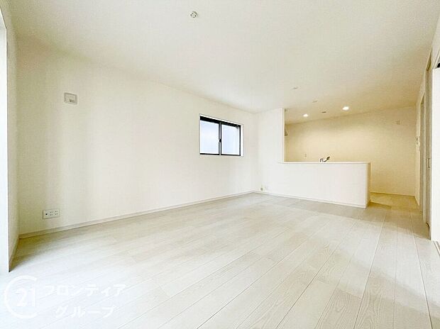 【リビング】LDKには大きな窓からたくさんの光が入り、明るく、開放的な空間を演出してくれます。お友達が遊びに来た時も自慢のリビングになりますね！