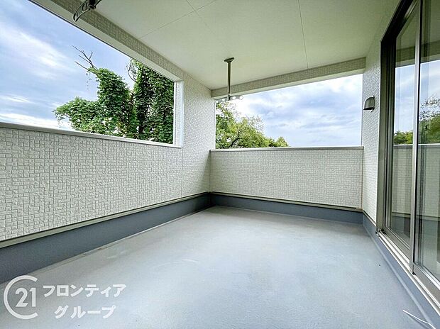 【バルコニー】日当たりの良いバルコニーは、お洗濯が多いときも安心。たくさん干してもカラっと乾きそうです!