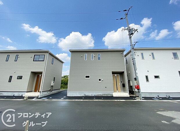 【外観】外壁は、汚れにくくメンテナンスのしやすいサイディング材を採用!色あせや日焼けが目立ちにくく、メンテナンス費用も軽減できます。また、ひび割れや破損に強いので安心してお住まいして頂けますね。