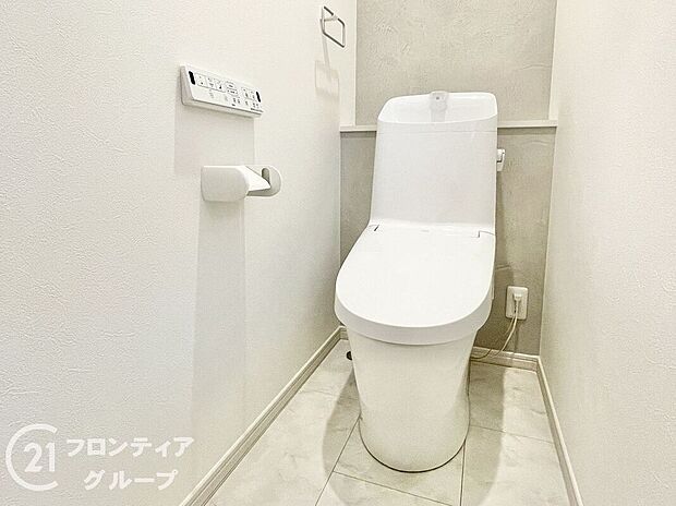 【トイレ】清潔感のあるシンプルなトイレ空間。限られたスペースを無駄なく活用し、使いやすさと快適さを両立。毎日使う場所だからこそ、落ち着ける雰囲気に仕上がっています。