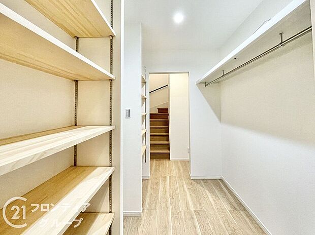 【収納】ウォークインクローゼット完備！スッキリ暮らせる収納力が魅力の室内。日用品から季節物までしっかりと片づけられます。効率よく生活できるよう工夫された使い勝手の良さが光る空間です。