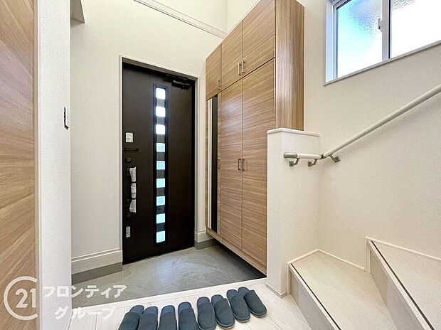 【玄関】素敵なデザインの玄関ドアは、断熱性に優れた省エネ仕様