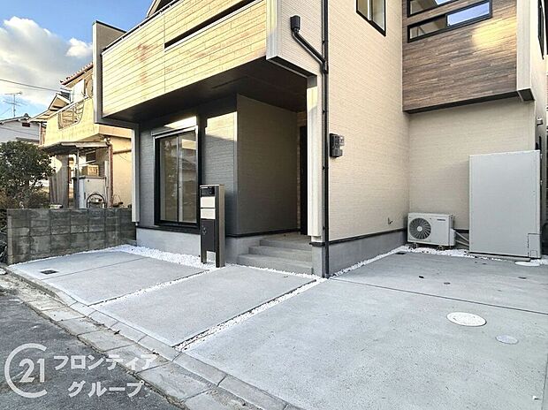 【駐車場】安全性を重視した駐車場で、安心して車を停められる環境です