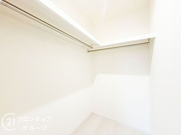 【収納】ウォークインクローゼット完備!スッキリ暮らせる収納力が魅力の室内。日用品から季節物までしっかりと片づけられ、整理整頓が簡単にできます。効率よく生活できるよう工夫された使い勝手の良さが光る空間です。