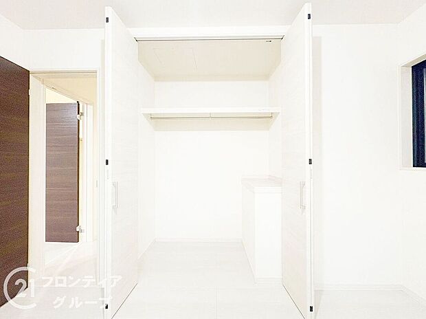 【収納】すっきりと片付けられる便利な収納スペース。衣類や季節用品などを効率よく整理でき、暮らしの快適さがアップします。居室の広さを活かし、ライフスタイルに合わせた使い方ができるのが魅力です。