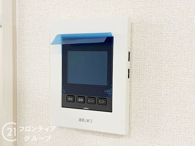 【防犯設備】ハンズフリー機能を備えたカラーモニターインターホンを採用!お料理中などで手が塞がっていても便利に応答可能です!夜間の映像確認機能もついていて、安心ですね!