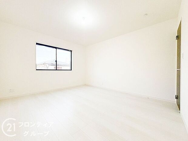 【寝室】温かみのあるフローリングとナチュラルな色合いでまとめられた寝室。日常の喧騒を忘れ、リラックスできる時間を演出します。ゆとりある設計でベッドの配置もしやすく、快適な睡眠環境が整っています。