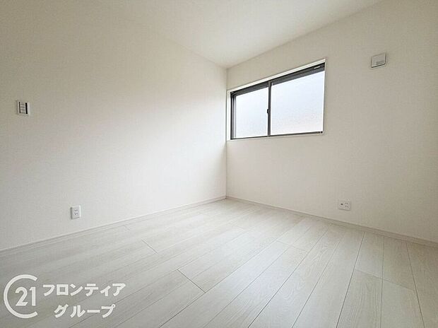 【子供部屋】寝室や子供部屋など用途多彩な明るい洋室！