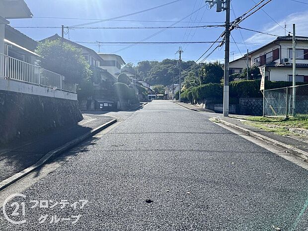 【前面道路含む外観】前面道路にゆとりがあり、駐車や通行も快適。歩道や街灯も整備されていて、夜間の帰宅時も安心感があります。静かな住宅街に位置し、騒音や混雑のストレスが少ないのも嬉しいポイントです。