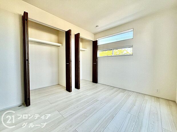 【子供部屋】明るく清潔感のある子供部屋は、木のぬくもりを感じる床材で安心感も◎。勉強や遊びに集中できる落ち着いた空間が、健やかな成長をサポートしてくれます。自然光が差し込み、さらに快適な環境が整っています。