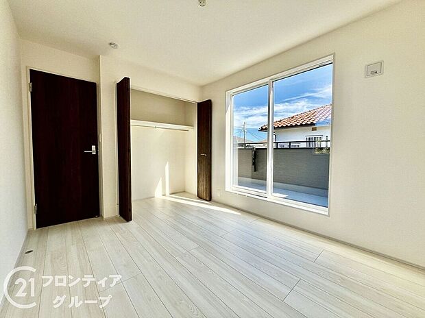 【寝室】一日の終わりに心からくつろげる寝室。静かで心地よい環境が整っており、読書や音楽など自分時間にもぴったり。ライフスタイルに寄り添った設計が、住まう方の快眠をサポートしてくれます。