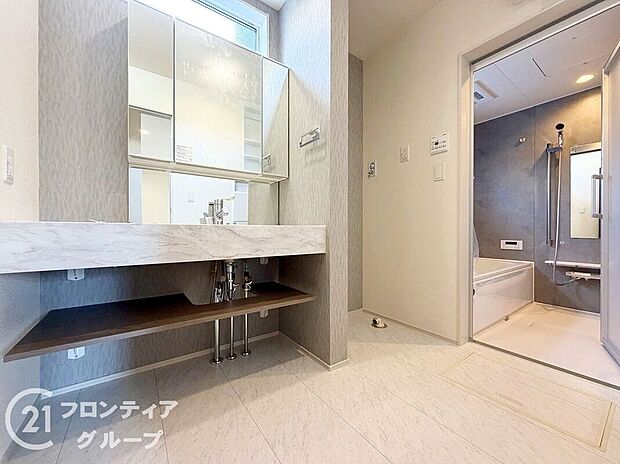 【洗面】小窓付きの洗面室は、毎朝心地よい光を運んでくれるので、すがすがしい気持ちで１日をスタートできます！