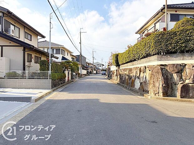 【前面道路含む外観】現地ご案内とともに住宅ローンのご相談も承ります！実際の道路幅や雰囲気は、ぜひ一緒に現地で確認いたしましょう