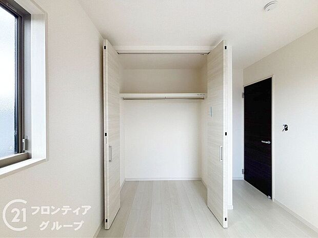 【収納】洋室にはクローゼットを備え、衣類や日用品、小物雑貨までしっかり収納可能。居室スペースを広く使えるため、家具のレイアウトもしやすく、より快適で自分らしい暮らしが実現します。