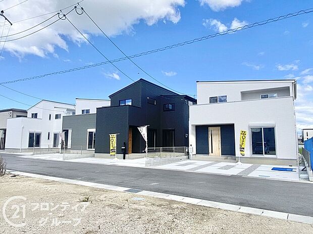 【外観】モダンな印象を与える玄関は、洗練されたラインとシンプルなデザインで、家全体をスタイリッシュに見せます。周囲の環境とも調和し、周りと一体感のある外観が特徴で、より魅力的に映えます。