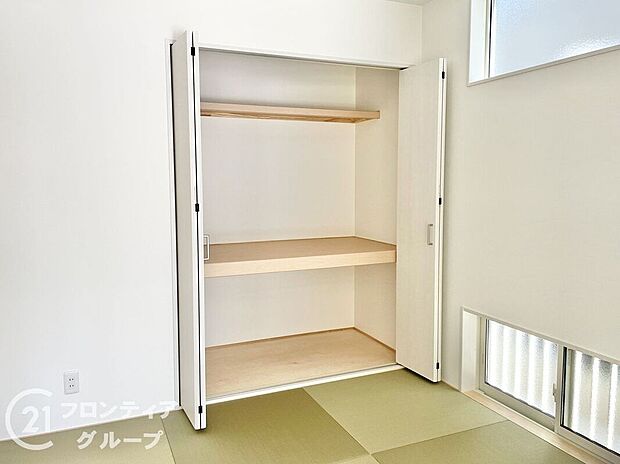 【収納】趣のある和室には大容量の収納スペースが確保されており、布団や季節の家電、普段使わない生活用品までしっかり収まります。物が外に出にくく、空間がすっきりと保てるのも嬉しいポイントで、整理整頓が簡単です。