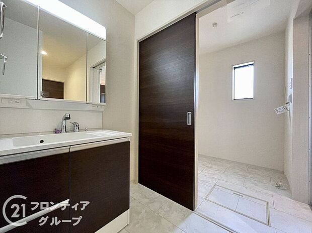 【洗面】曇り止めヒーター付きのミラーキャビネットを採用しております。ミラーの内側がすべて収納スペースになっているので、スタイリング剤や歯ブラシなどの収納に便利ですね。