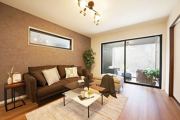 【その他】【施工例／リビング】明るく開放的なリビングです。広々とした大きさですよ。一家団らんの空間として快適にお過ごしいただけます。