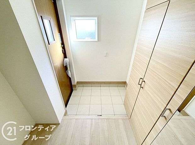 【玄関】素敵なデザインの玄関ドアは、断熱性に優れた省エネ仕様