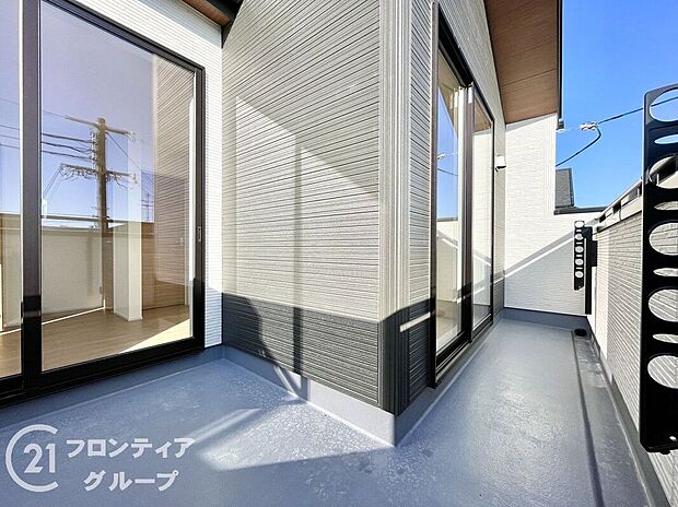 【バルコニー】日当たりの良いバルコニーは、お洗濯が多いときも安心。たくさん干してもカラっと乾きそうです！