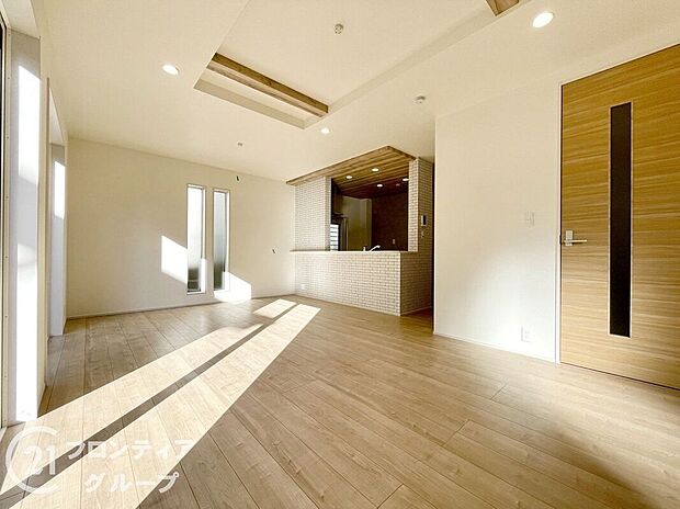 【リビング】天井の中央部分を周囲より一段高くとった折上天井です。開放感があり、部屋が広く感じます！