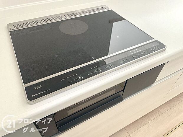 【その他設備】使い勝手のよい三つ口コンロ！火やガスを使わないIHクッキングヒーターなので、安全性が高くお年寄りや子供にも安心！