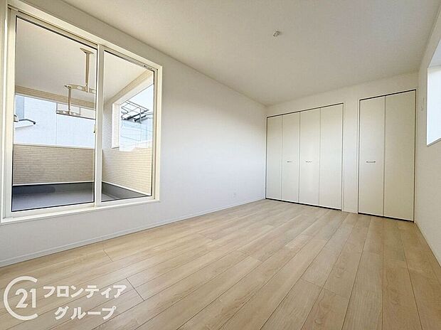 【寝室】こちらのお部屋はバルコニーに面しており、日当たり、通風ともに良好です！