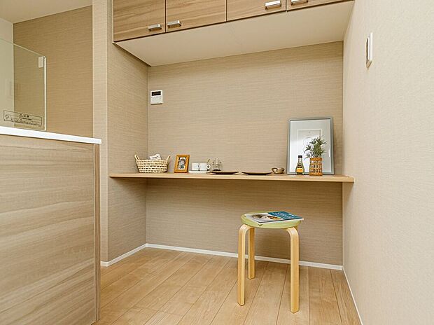 【同仕様画像 (その他内観)】【施工例/スタディスペース】陽当たりの良いリビングにスタディスペースを。お子様のお勉強を見ながらお料理ができるので安心ですね。コンセントを配置してPCスペースとしてもご利用可能です。