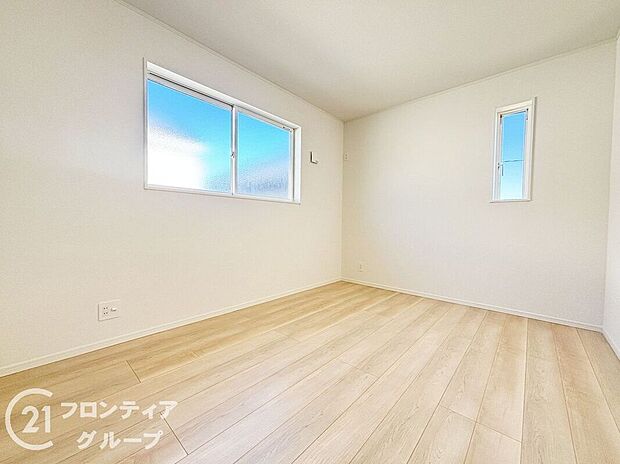 【寝室】こちらのお部屋はバルコニーに面しており、日当たり、通風ともに良好です!
