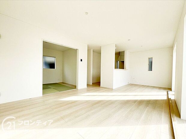 【リビング】フローリングは、日常生活で床材の受ける様々な傷や、温度・湿度変化によるひび割れの発生を大幅に抑える特殊加工を施工済みです！