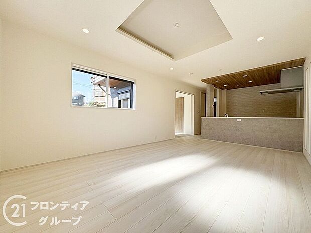 【リビング】LDKには大きな窓からたくさんの光が入り、明るく、開放的な空間を演出してくれます。お友達が遊びに来た時も自慢のリビングになりますね！