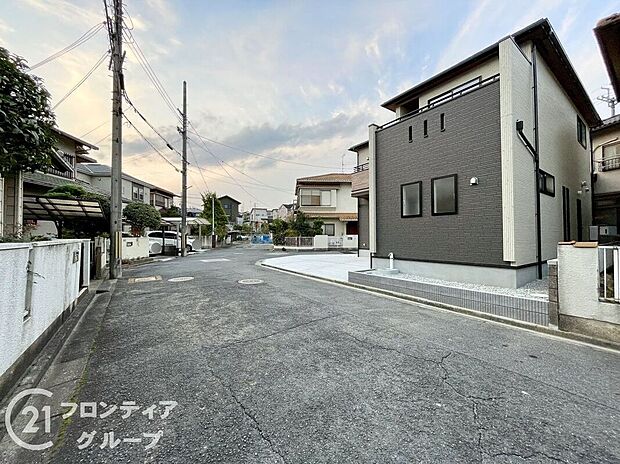 【前面道路含む外観】現地写真更新！現地ご案内とともに住宅ローンのご相談も承ります！実際の道路幅や雰囲気は、ぜひ一緒に現地で確認いたしましょう