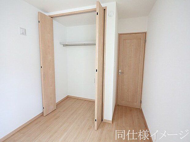 【同仕様画像 (その他内観)】\同仕様写真/各居室に収納スペースがあり、すっきりお住まい頂けます
