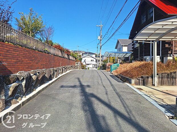 【前面道路含む外観】現地写真更新!充実したアフターサポートで安心!当社は誠実に、丁寧に、お客様一人ひとりに永く安心してお住まいいただけるようなお付き合いをさせていただきます。